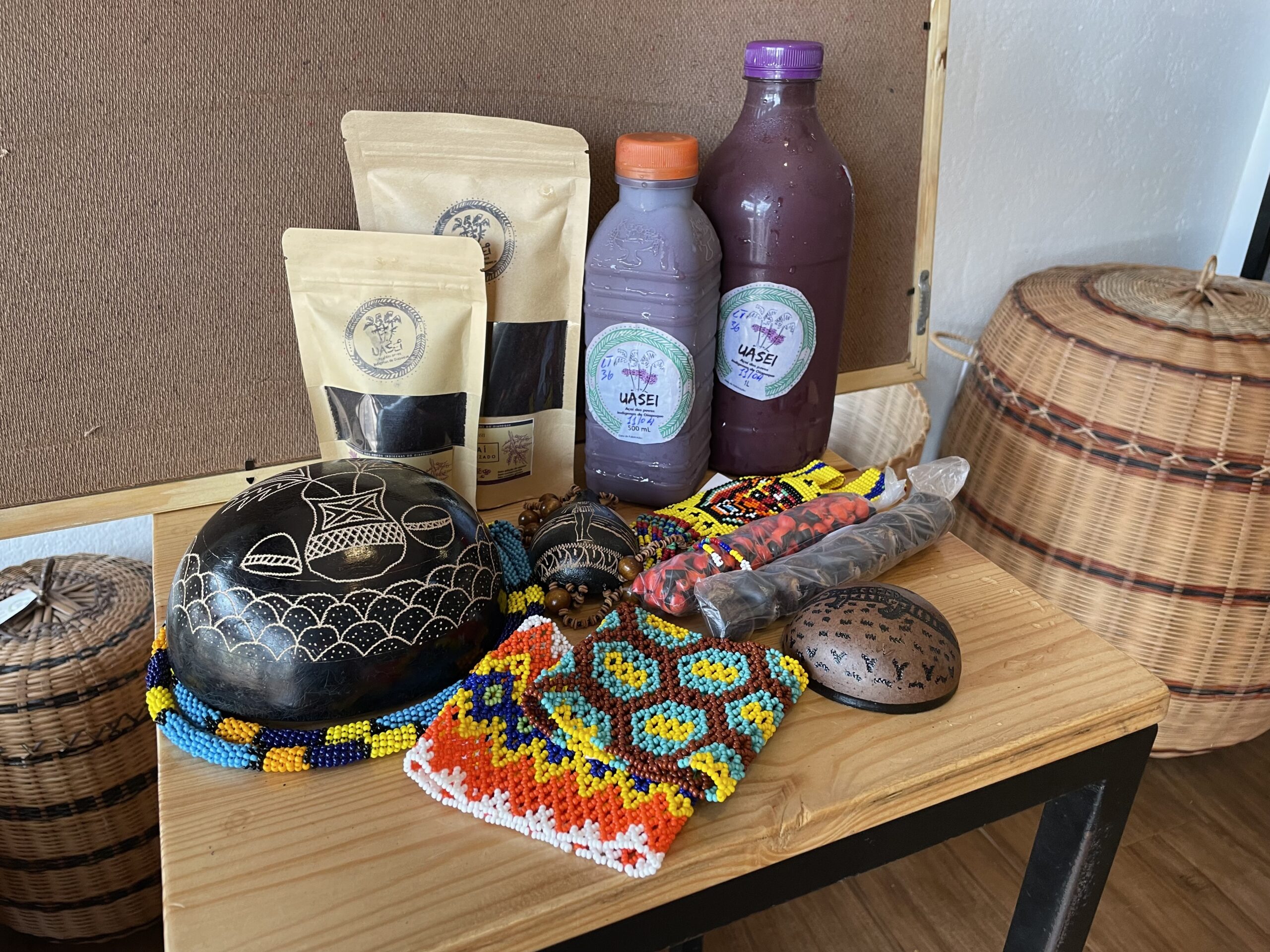produtos indígenas vendidos no Empório Uasei. Cuia desenhada, açaí em polpa e em pó e artesnatos de miçanga