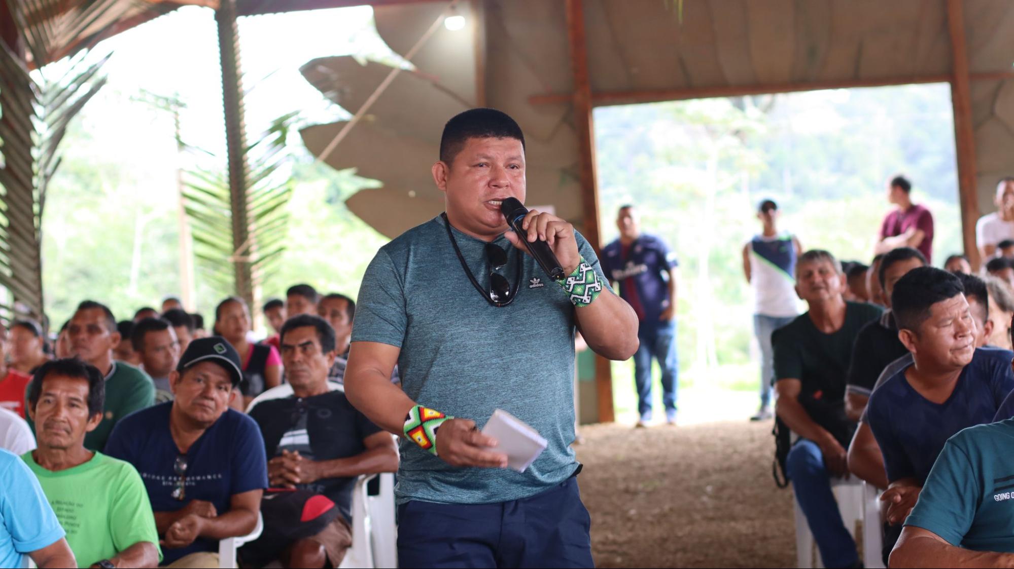Dalson dos Santos, coordenador da AIKA, apresentando as demandas do povo Karipuna